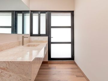 Se Vende Casa en Zibata, 3 Niveles, Jardín, 4 Recamaras, 4 Baños, Roof Garden..