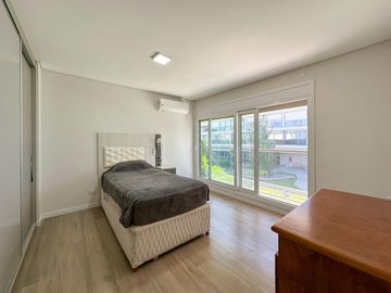 Casa de 2 dormitorios más escritorio, patio con parrillero y amenities