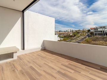 En Venta Casa en Zibata, 3 Niveles, Jardín, 4 Recamaras, 4 Baños, Roof Garden..