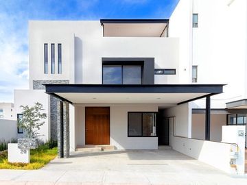 En Venta Casa en Zibata, 3 Niveles, Jardín, 4 Recamaras, 4 Baños, Roof Garden..