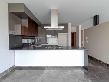 En Venta Casa en Zibata, 3 Niveles, Jardín, 4 Recamaras, 4 Baños, Roof Garden..