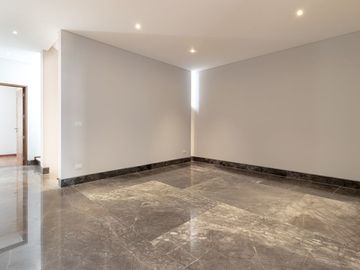En Venta Casa en Zibata, 3 Niveles, Jardín, 4 Recamaras, 4 Baños, Roof Garden..