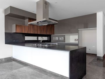 En Venta Casa en Zibata, 3 Niveles, Jardín, 4 Recamaras, 4 Baños, Roof Garden..