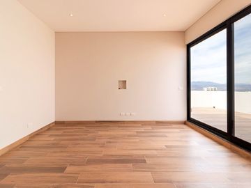En Venta Casa en Zibata, 3 Niveles, Jardín, 4 Recamaras, 4 Baños, Roof Garden..
