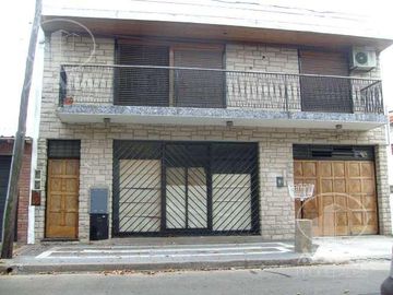 Lindo PH 4 ambientes con terraza y parrilla    local c/baño o cochera p/2autos