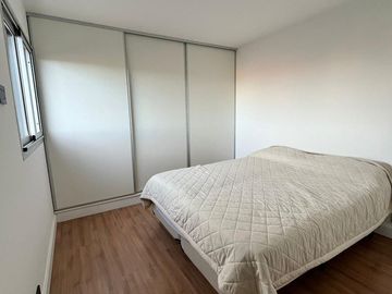 SUMMUM - UN DORMITORIO CON BALCON GRANDE