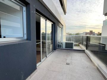 SUMMUM - UN DORMITORIO CON BALCON GRANDE