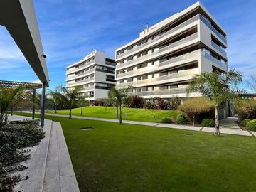 SUMMUM - UN DORMITORIO CON BALCON GRANDE