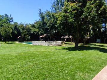 PARCELA CON JARDIN FORMADO, PISCINA Y QUINCHO,SIN REGLAMENTO