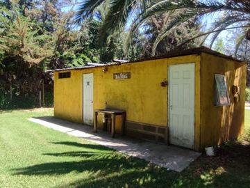 PARCELA CON JARDIN FORMADO, PISCINA Y QUINCHO,SIN REGLAMENTO