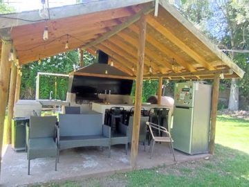 PARCELA CON JARDIN FORMADO, PISCINA Y QUINCHO,SIN REGLAMENTO