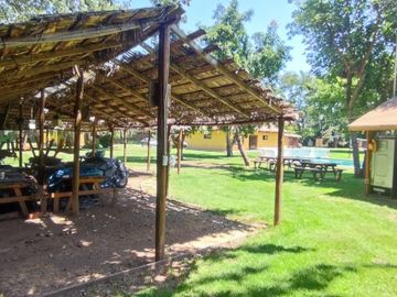 PARCELA CON JARDIN FORMADO, PISCINA Y QUINCHO,SIN REGLAMENTO