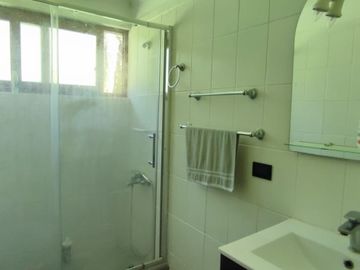 PARCELA CON JARDIN FORMADO, PISCINA Y QUINCHO,SIN REGLAMENTO