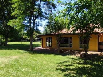 PARCELA CON JARDIN FORMADO, PISCINA Y QUINCHO,SIN REGLAMENTO