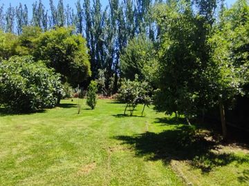 PARCELA CON JARDIN FORMADO, PISCINA Y QUINCHO,SIN REGLAMENTO