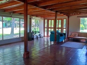 PARCELA CON JARDIN FORMADO, PISCINA Y QUINCHO,SIN REGLAMENTO
