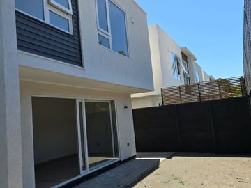 VENDE HERMOSA CASA INDIVIDUAL EN CONDOMINIO EN CHIGUAYANTE.