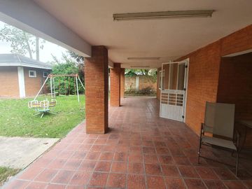 Casa en venta 3 ambientes en Florencio Varela - quincho y pileta
