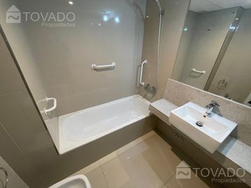 4 Ambientes con Dependencia en el Edificio Liberateur! Full Amenities!