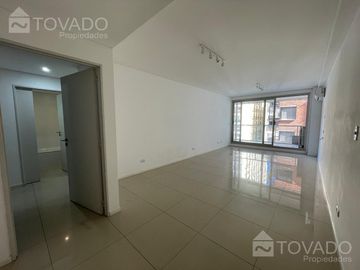 4 Ambientes con Dependencia en el Edificio Liberateur! Full Amenities!