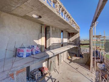 Casa en venta y alquiler al lago en barrio Puentes, Nordelta, Tigre