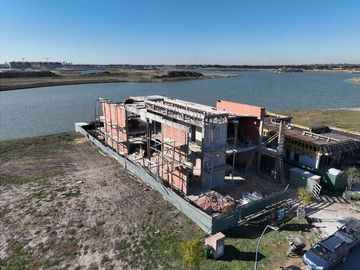 Casa en venta y alquiler al lago en barrio Puentes, Nordelta, Tigre