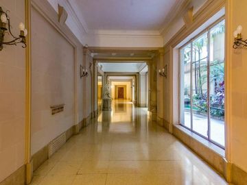 Depto de Diseño y Estilo: 3 Dorm. Edificio Francés de Categoría con Cochera