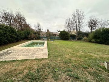 VENTA - Casa 3 Dormiotorios, Piscina.  Barrio Privado Cadaques (Funes Hills).