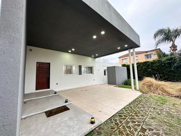 VENTA - Casa 3 Dormiotorios, Piscina.  Barrio Privado Cadaques (Funes Hills).