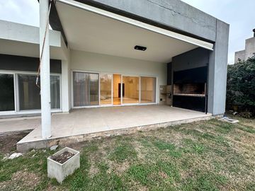 VENTA - Casa 3 Dormiotorios, Piscina.  Barrio Privado Cadaques (Funes Hills).