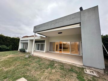 VENTA - Casa 3 Dormiotorios, Piscina.  Barrio Privado Cadaques (Funes Hills).