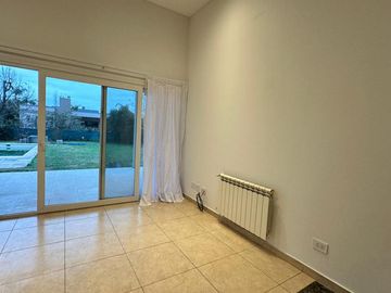 VENTA - Casa 3 Dormiotorios, Piscina.  Barrio Privado Cadaques (Funes Hills).