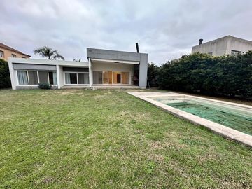 VENTA - Casa 3 Dormiotorios, Piscina.  Barrio Privado Cadaques (Funes Hills).