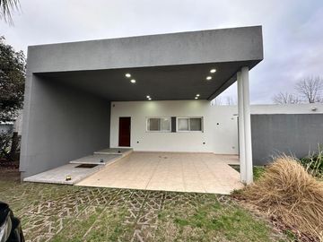 VENTA - Casa 3 Dormiotorios, Piscina.  Barrio Privado Cadaques (Funes Hills).