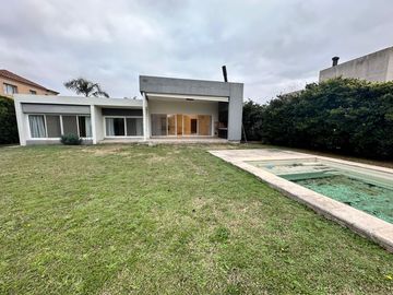 VENTA - Casa 3 Dormiotorios, Piscina.  Barrio Privado Cadaques (Funes Hills).