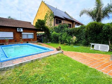 Chalet de 3 ambientes en excelente estado, muy buen parque con quincho y piscina