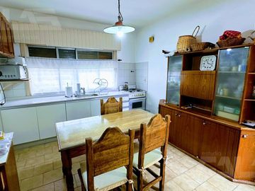 Chalet de 3 ambientes en excelente estado, muy buen parque con quincho y piscina