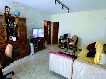 Chalet de 3 ambientes en excelente estado, muy buen parque con quincho y piscina