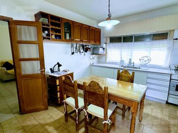 Chalet de 3 ambientes en excelente estado, muy buen parque con quincho y piscina