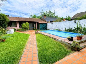 Chalet de 3 ambientes en excelente estado, muy buen parque con quincho y piscina