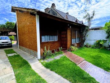 Chalet de 3 ambientes en excelente estado, muy buen parque con quincho y piscina