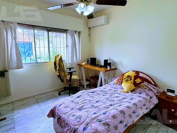 Chalet de 3 ambientes en excelente estado, muy buen parque con quincho y piscina