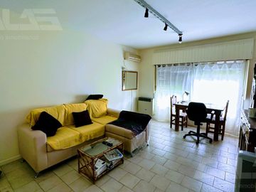 Chalet de 3 ambientes en excelente estado, muy buen parque con quincho y piscina