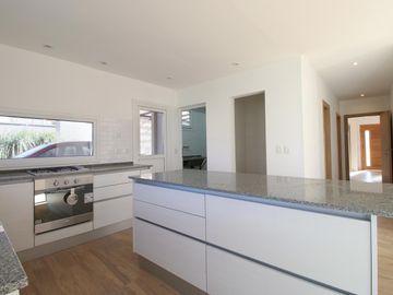 Casa en venta 6 ambientes en Hudson - Barrancas de Iraola (lote interno)
