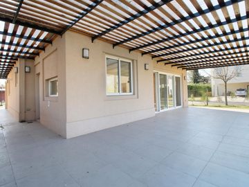 Casa en venta 6 ambientes en Hudson - Barrancas de Iraola (lote interno)