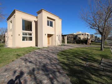 Casa en venta 6 ambientes en Hudson - Barrancas de Iraola (lote interno)