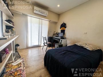 Casa SEIS AMBIENTES Moron Sur COCHERA PISCINA