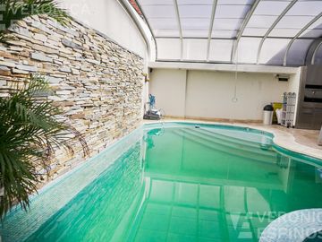 Casa SEIS AMBIENTES Moron Sur COCHERA PISCINA