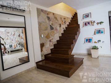 Casa SEIS AMBIENTES Moron Sur COCHERA PISCINA
