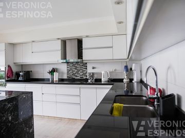 Casa SEIS AMBIENTES Moron Sur COCHERA PISCINA